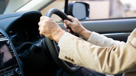 90代高齢ドライバーによる事故で大破した軽自動車