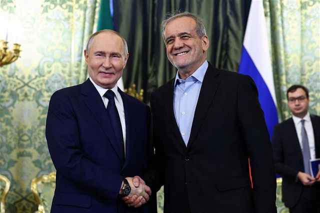今年1月、会談するロシアのプーチン大統領とイランのペゼシュキアン大統領