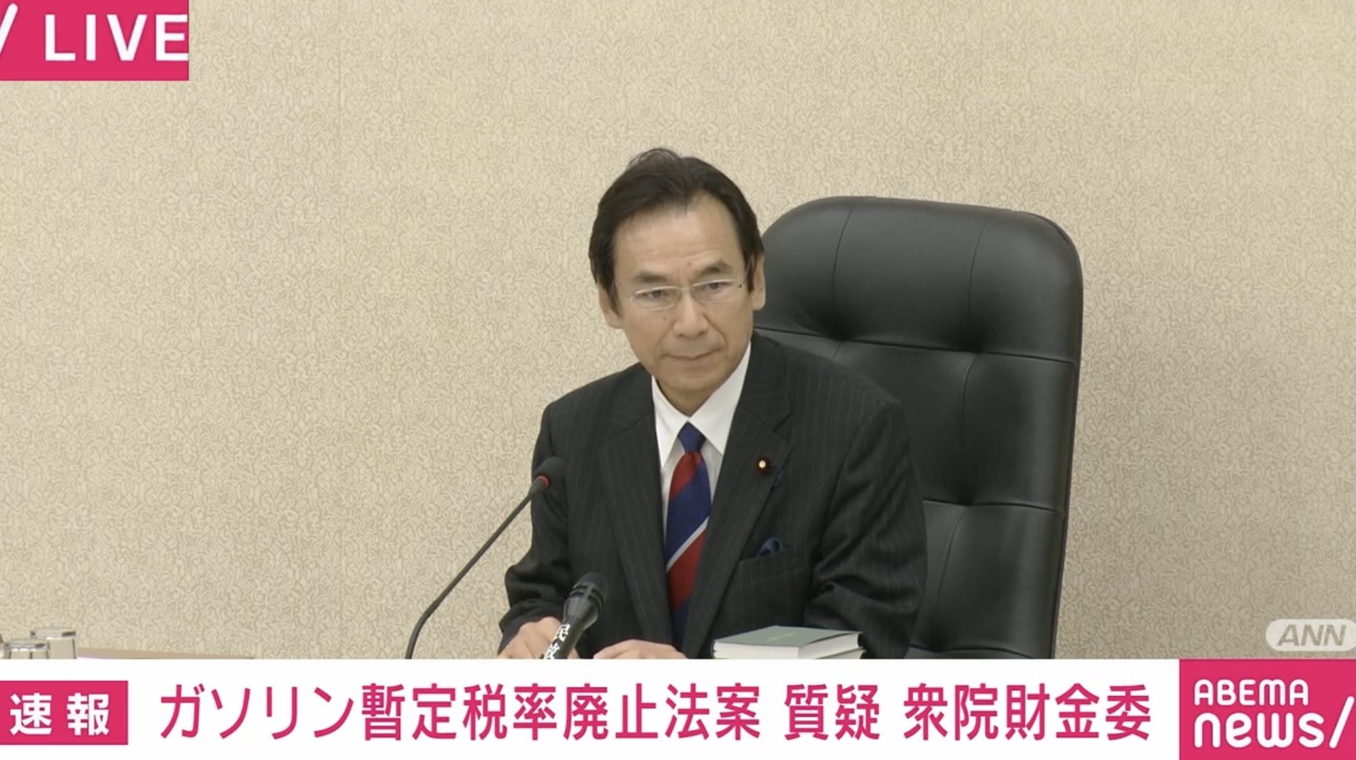 衆議院財務金融委員会での質疑に応じる立憲民主党・阿久津新委員長