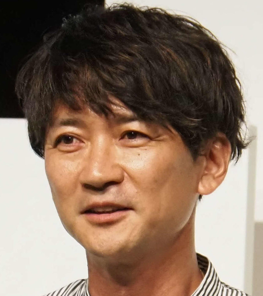 コンプライアンス違反による活動休止を発表し、うつむく国分太一氏