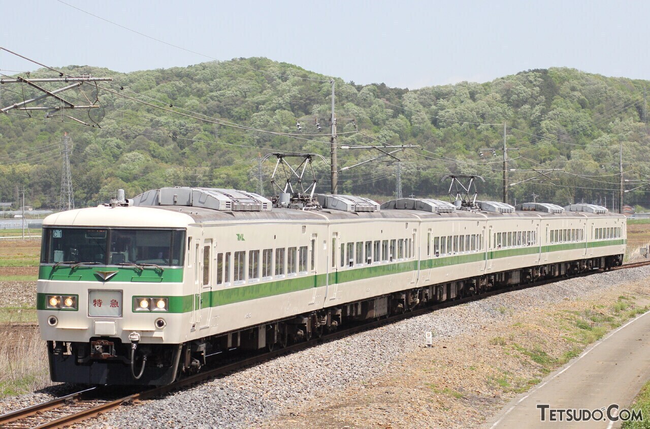 長野へ向かう最後の国鉄型特急電車185系C1編成