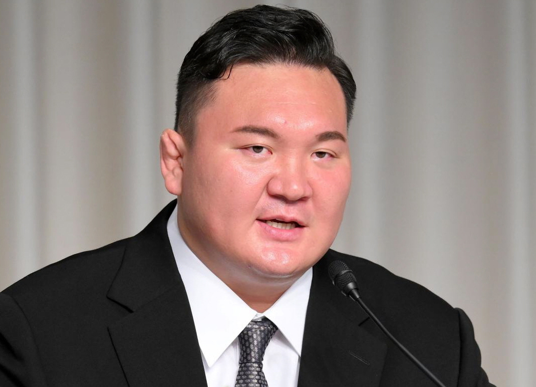 元横綱白鵬氏 モンゴルの民俗衣装姿で激変の穏やかな笑み