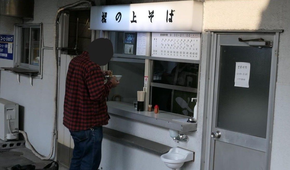 惜しまれつつ閉店した中津川駅の根の上そば。昔ながらの立ち食いカウンターが見える