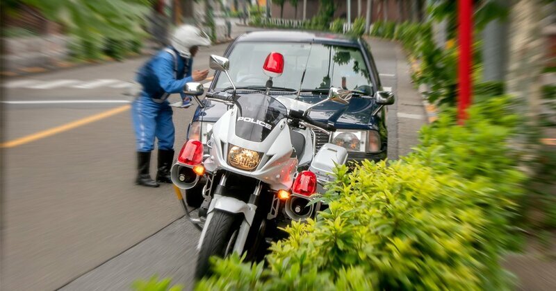 自動車が道路を走る様子。スピード違反のグレーゾーンと罰則について弁護士が解説。