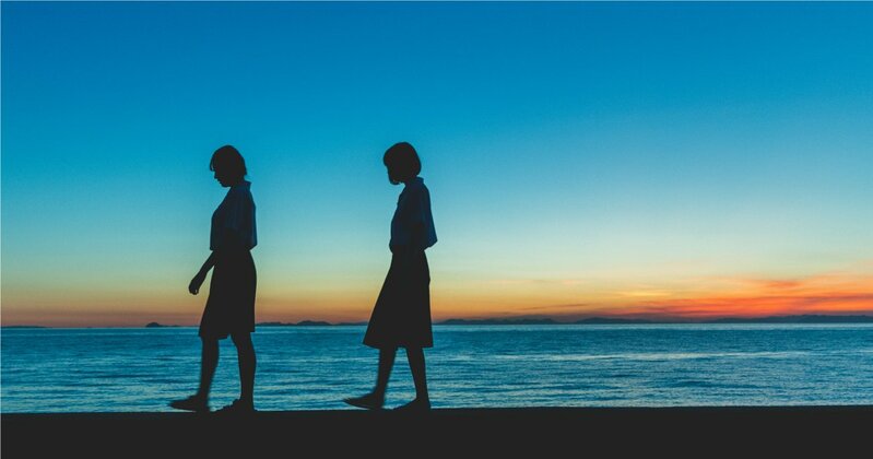 大学受験に向けて勉強する高校生たち