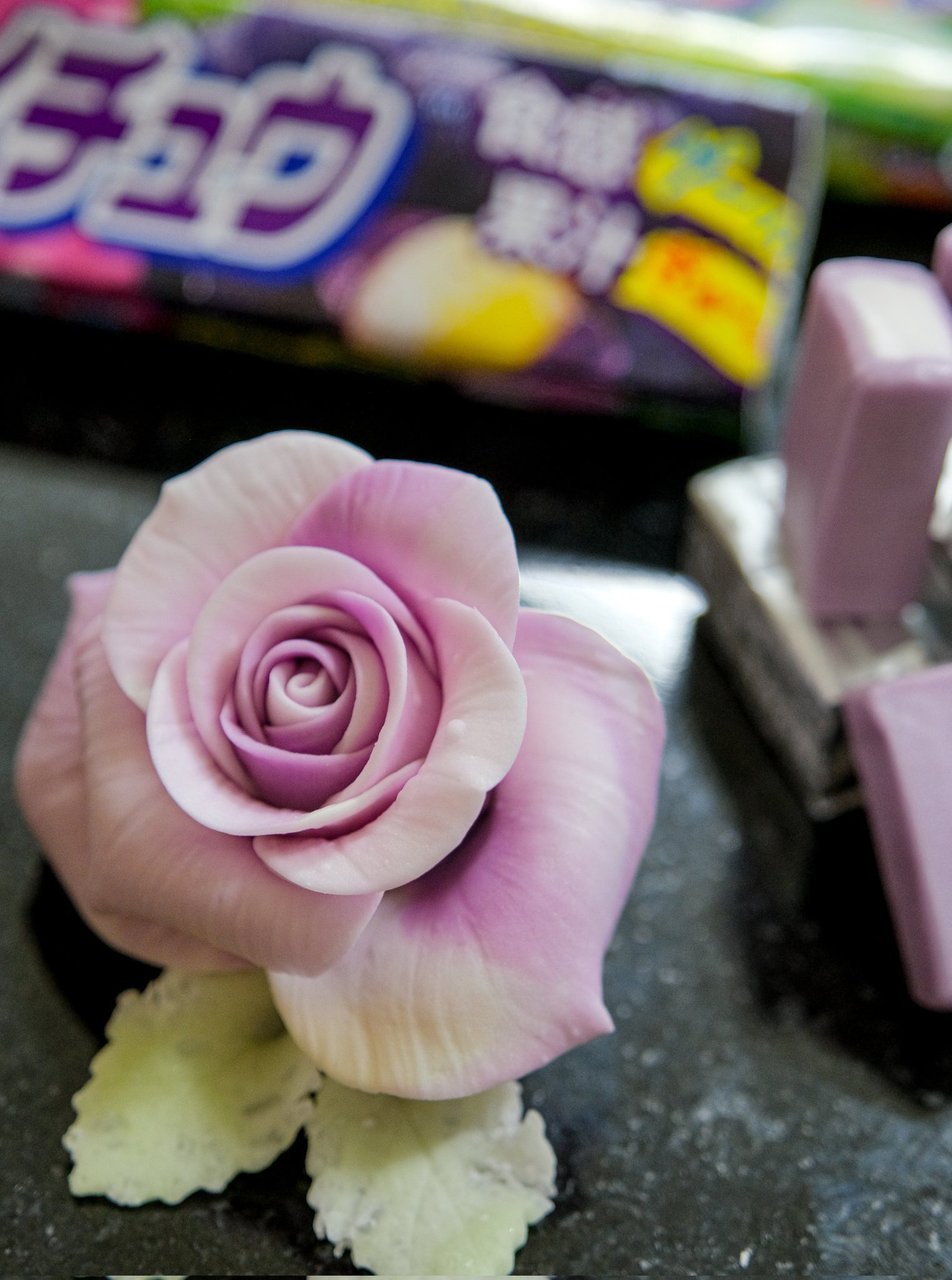 本物にしか見えない」バラの花の正体に衝撃。実は“コンビニにも