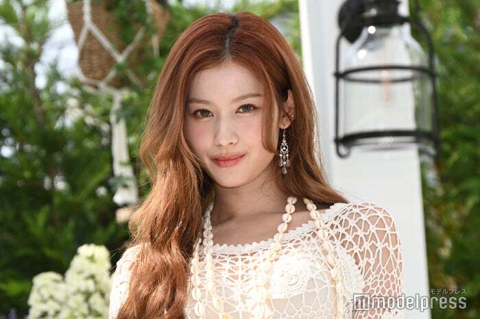 TWICEサナ、“超ミニ”ドレスから圧巻の脚線美披露「完璧スタイル