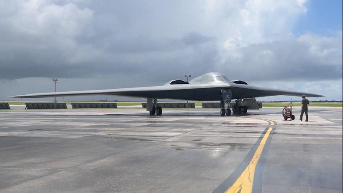 米領グアム、アンダーセン空軍基地の滑走路を走行するB-2ステルス爆撃機
