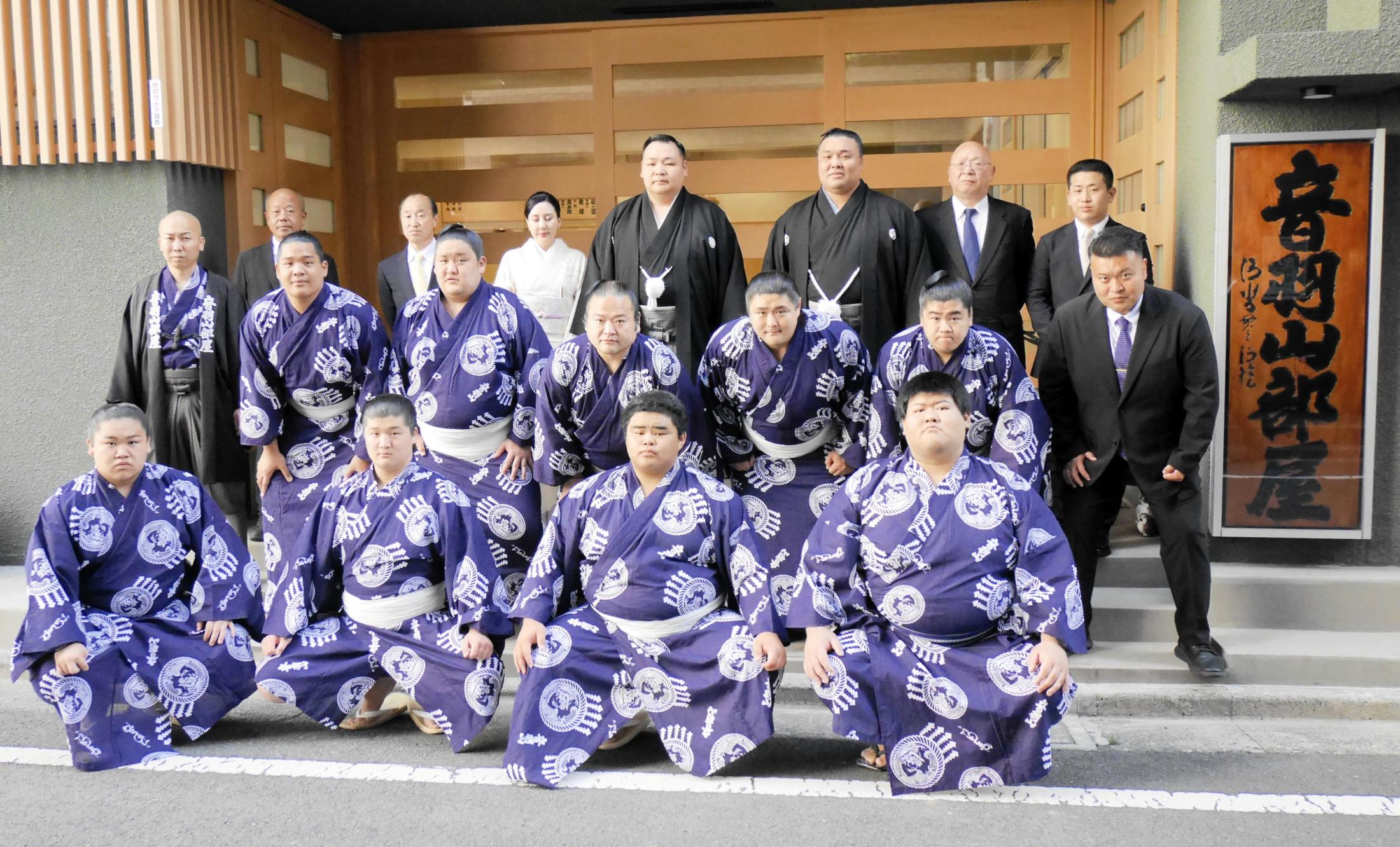 元横綱鶴竜 音羽山部屋が部屋開き 家族的な部屋を目指す「心が