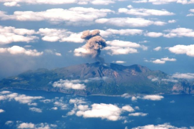 御嶽山が噴火 噴煙が上がる御…：御嶽山が噴火～戦後最悪の火山