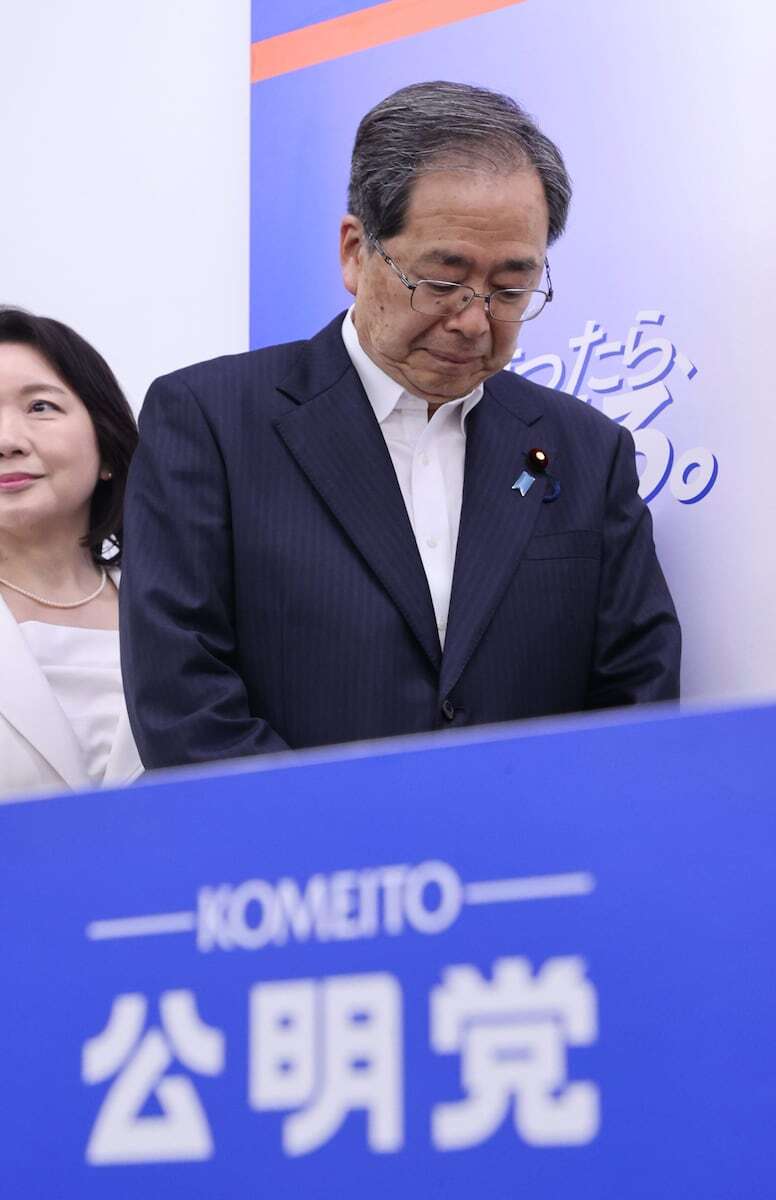 東京都議選の結果を受け、会場に入る公明党の斉藤鉄夫代表（22日午後、東京都新宿区）