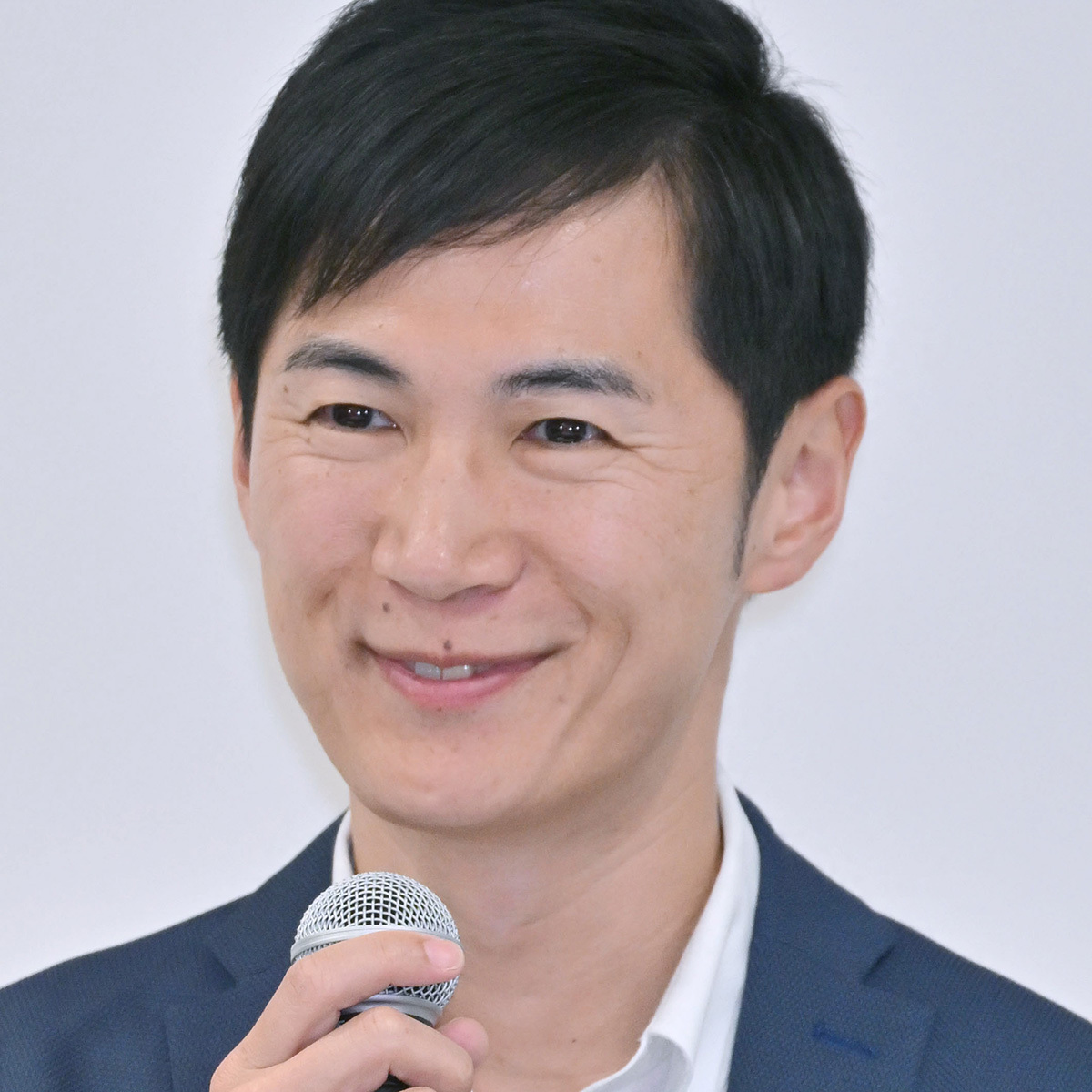 東京都議選に立候補した「再生の道」を率いる石丸伸二氏の街頭演説風景。支持者が耳を傾けている。
