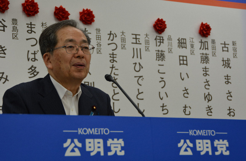 東京都議選の結果判明を受け、記者会見で硬い表情を見せる公明党の斉藤鉄夫代表