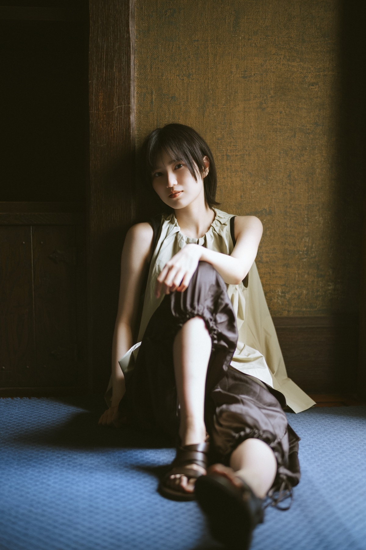 櫻坂46 的野美青、洋館で存在感のあるグラビア 村井優の可憐な姿