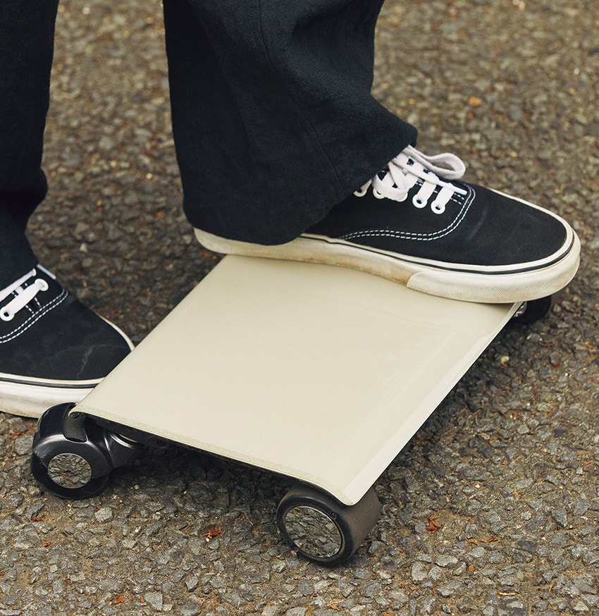 スケートボード WALKER 脅威の“A4”サイズ！世界最小級の電動ボード「ウォーカー 2」に