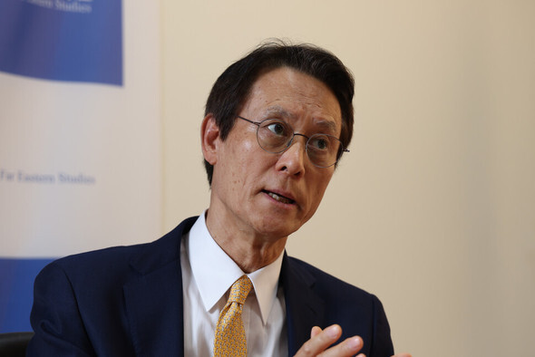 慶南大学極東問題研究所でインタビューを受ける李洙勲元駐日韓国大使。韓日関係の今後について語る専門家