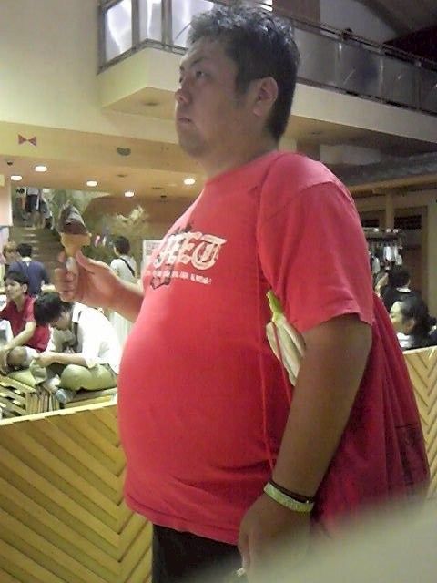 筋トレと減量に成功したひげごろーさん。タンクトップのスーツ姿で鍛え上げられた肉体を見せている。