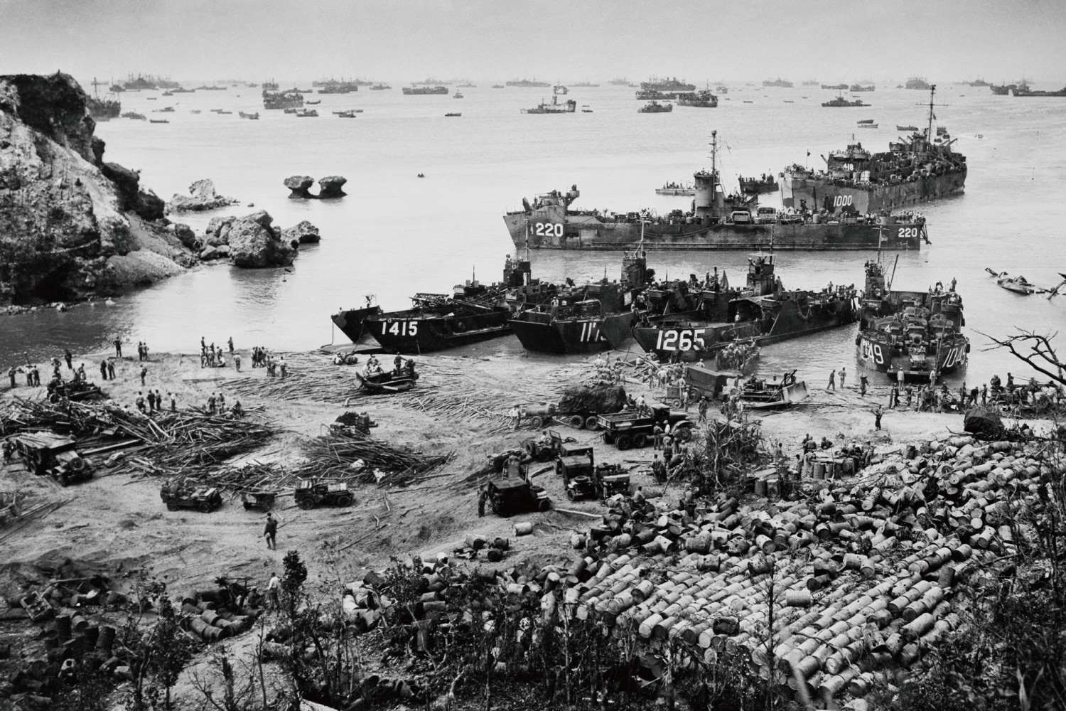 1945年4月1日、沖縄戦で米軍が読谷村から北谷町にかけての海岸に上陸する様子。この上陸後、米軍は速やかに北・中飛行場を占領しました。