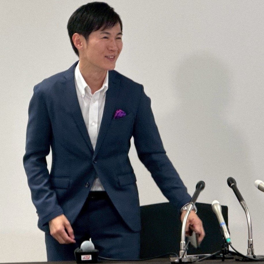 都議選結果会見に臨む石丸伸二氏。「再生の道」は議席ゼロ