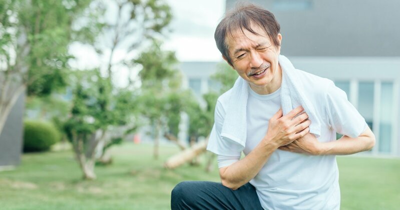 健康長寿を目指し屋外でウォーキングする高齢者たち