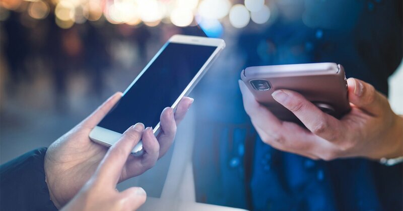 オンラインで横行する闇バイトや詐欺に悪用される匿名の「闇アカウント」の危険性を象徴するイメージ画像