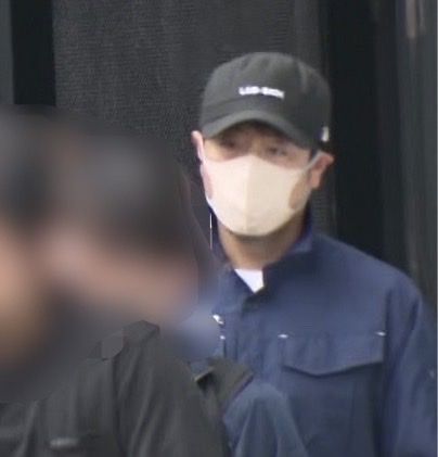 警視庁の捜査車両とみられる軽自動車がマンション裏口に停車する様子