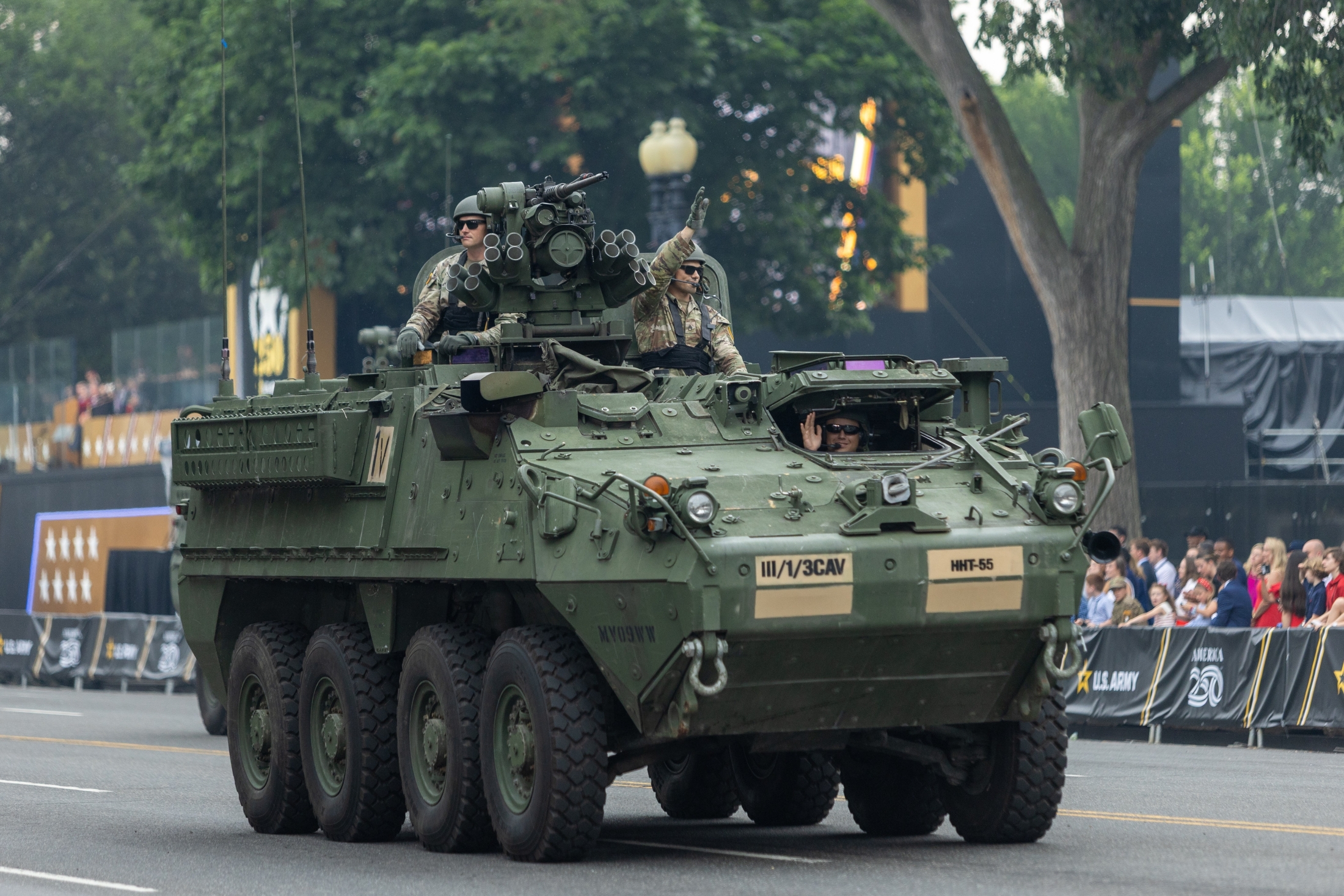 米陸軍創設250周年記念軍事パレードの様子。兵士が行進している。