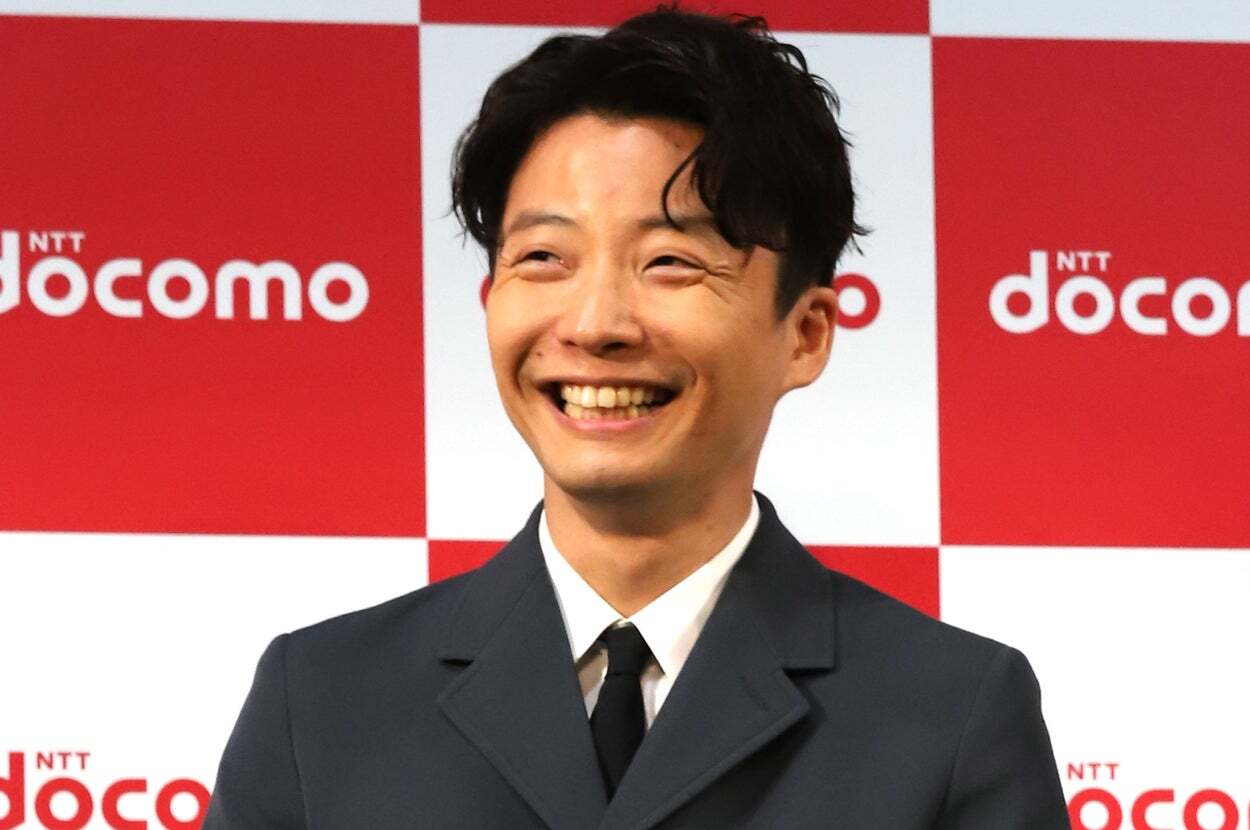ニセ明のメジャーデビューシングル「Fake」のジャケット写真