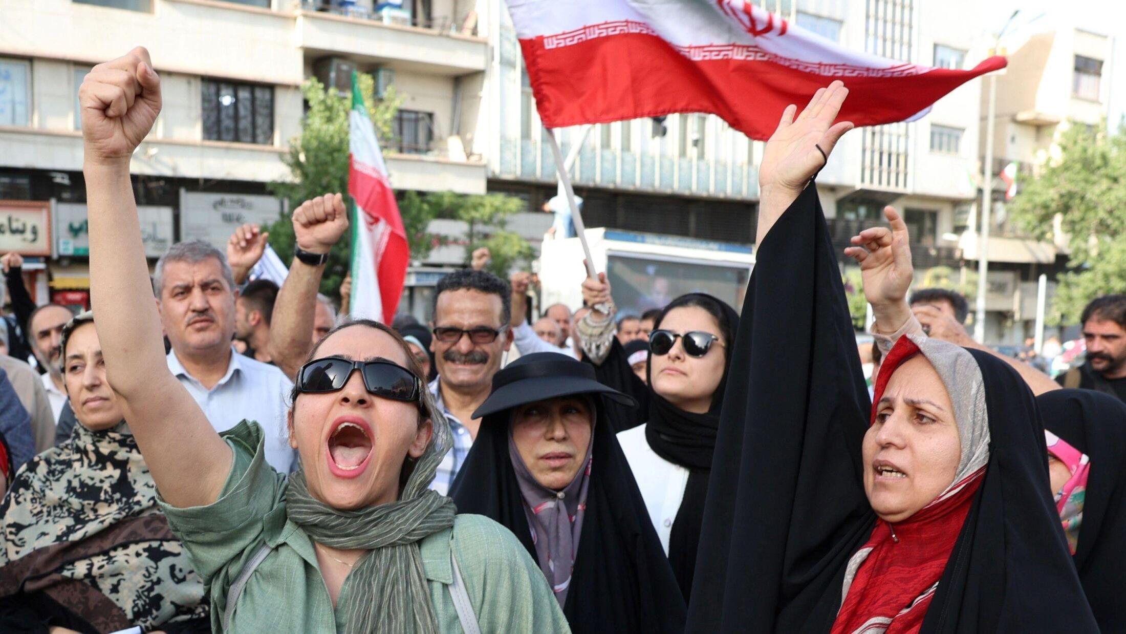 イランの首都テヘランで米国とイスラエルの攻撃に抗議する人々