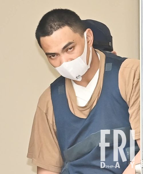 公務執行妨害と殺人未遂の疑いで送検されるソンティラ・ポンサトーン容疑者。シャツの下には負傷した肩の包帯が見える