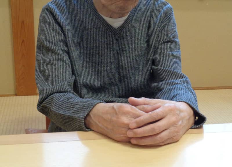 取材に応じる生活保護利用者、安藤照夫さん（仮名）。ホスピス型老人ホーム入居中も元気な様子（４月）