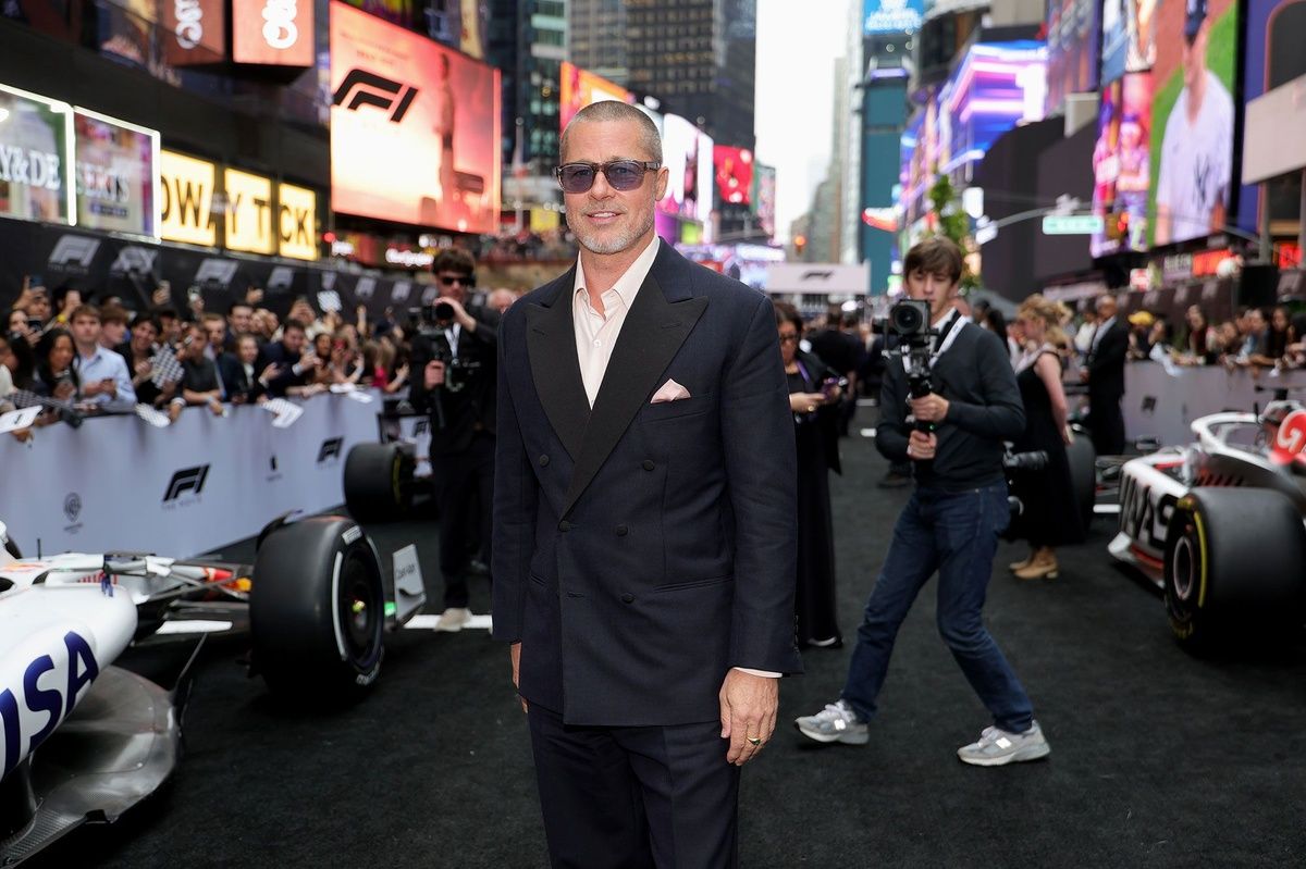 映画　F1 舞台挨拶　ブラッド・ピット　サイン入りフライヤー ブラッド・ピット主演の映画「F1／エフワン」新予告映像を公開