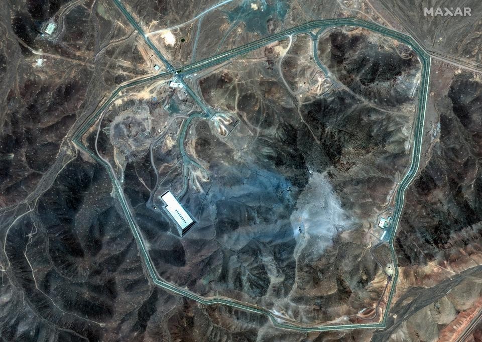 米空爆により地表に複数のクレーターができたイランのフォルドウ核施設上空の衛星画像。地下施設への入り口付近には土砂が見える。