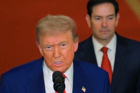 イランに対する「政権交代」の可能性に言及したドナルド・トランプ米大統領