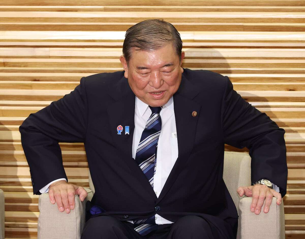 石破茂首相が閣議に臨む様子