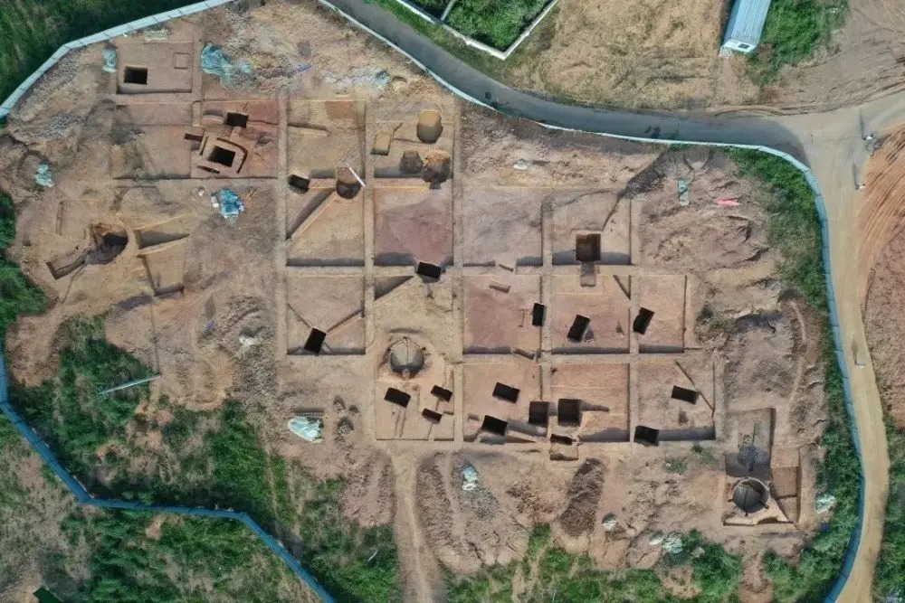 中国で2000年前の墓75基を発掘。ヒスイや漆塗りの遺物など300