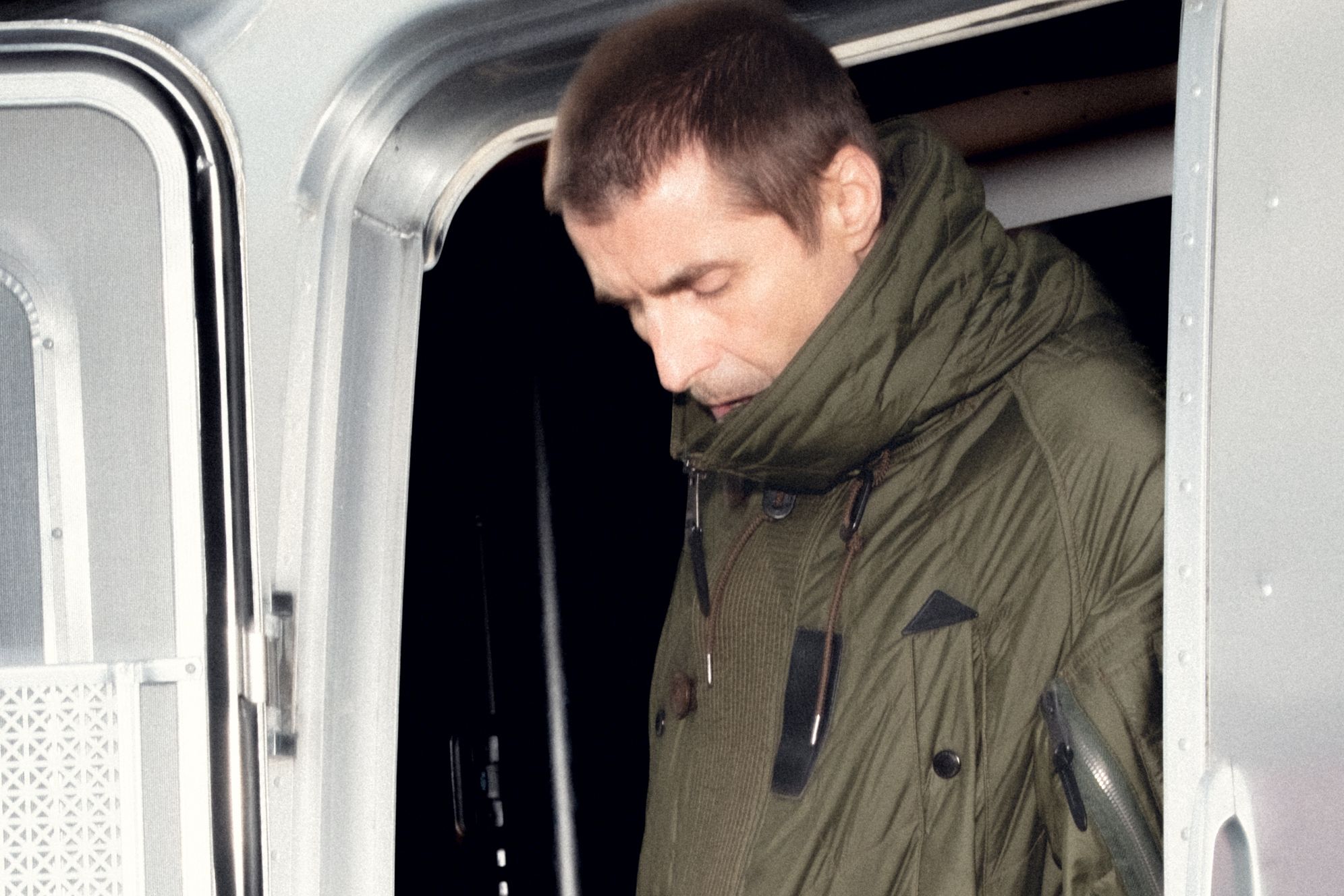 【BURBERRY】モノクローム　カットアウトディテール　パーカー　ティッシ期М バーバリーBurberry MONOGRAM MOTIF COTTON HOODIE 8024604