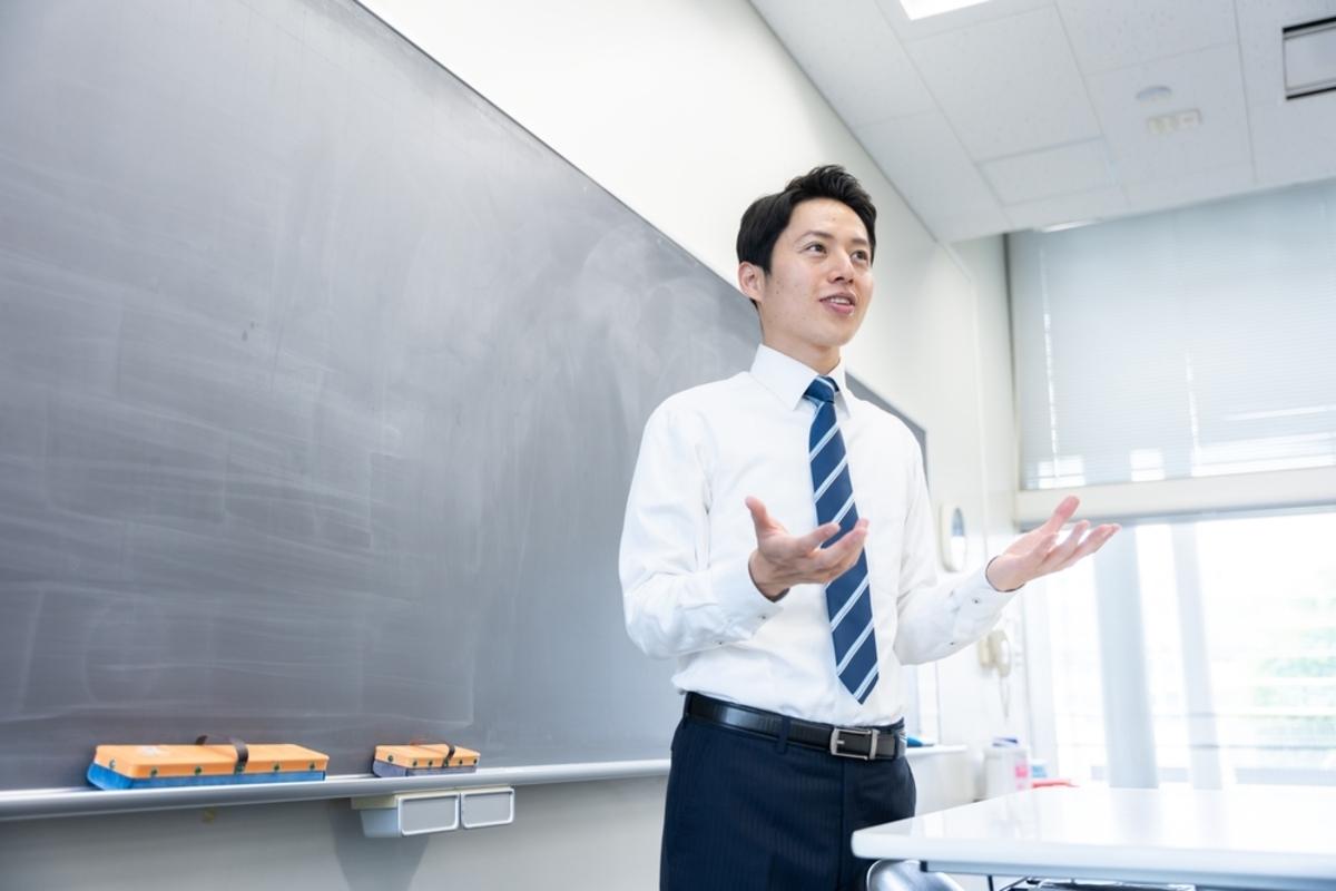 中学校教員の平均年収660万円と長時間労働、教頭（副校長）昇進による年収変化のイメージ