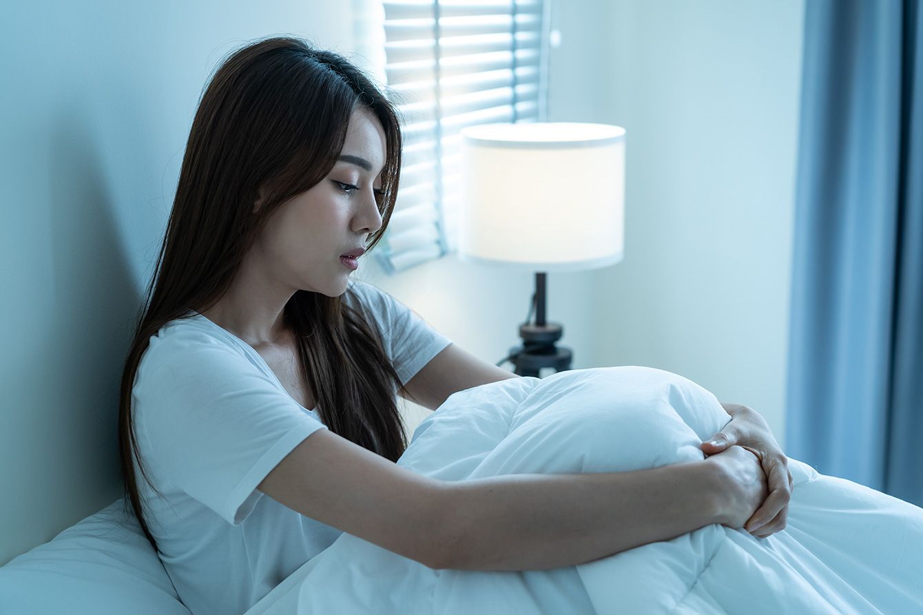 将来や子育てについて思い悩む様子の若い女性（イメージ）