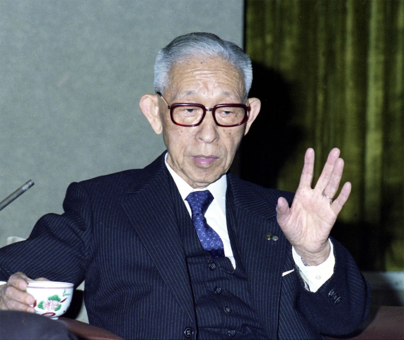 松下幸之助氏（パナソニック創業者）の写真、二宮尊徳の思想に影響を受けた経営者