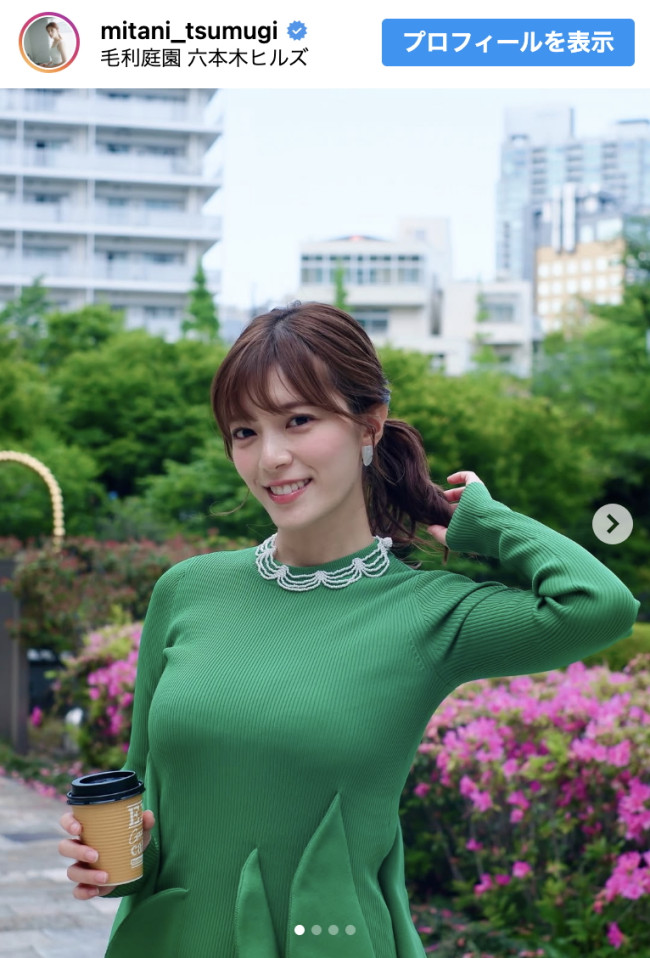 三谷紬アナウンサーがインスタグラムで公開した、初夏の番組衣装（グリーンニットとネイビースカート）のオフショット