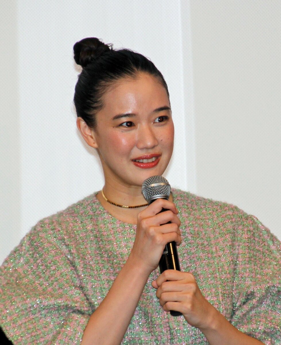 俳優 蒼井優さんの最新ポートレート。40歳を目前に控え、落ち着いた雰囲気を纏う