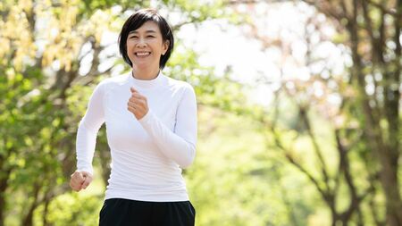 人生100年時代を見据え、未来について考える人のイメージ