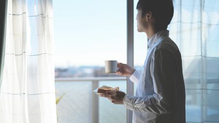 「子ども・子育て支援金制度」が「独身税」と呼ばれ反発を呼んでいる状況を示すイメージ。子供と親の姿。