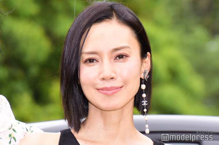 中谷美紀がオーストリアの自宅庭でさくらんぼを収穫する様子