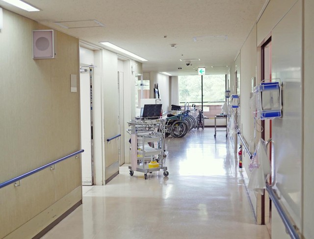 病気と診断され、自身の状況について考える人物のイメージ画像