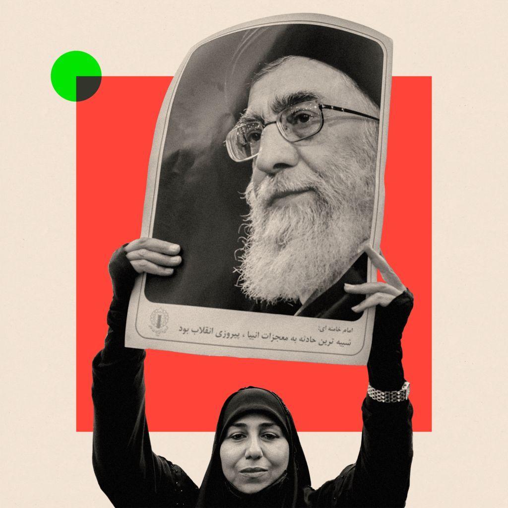 イランの最高指導者ハメネイ師の肖像画を掲げ、デモを行う人々