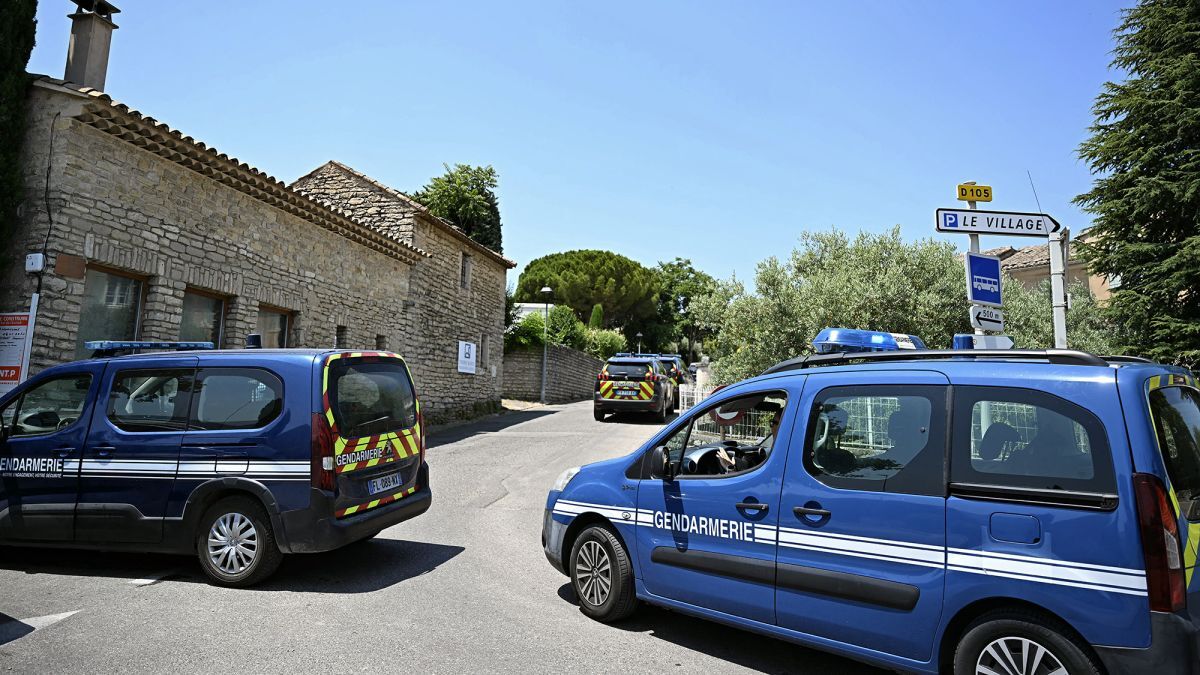 フランス、アビニヨン近郊グルト村の銃撃事件現場で活動する警察車両