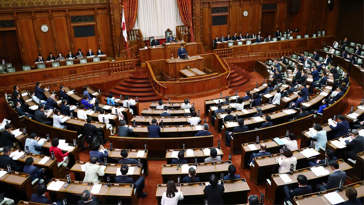 参議院本会議の様子、東京都議選後の政治情勢を示す光景