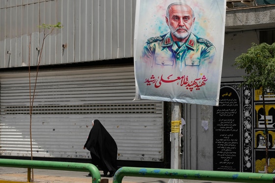 テヘラン市内に掲げられた、イスラエルによる攻撃で死亡した司令官の肖像画